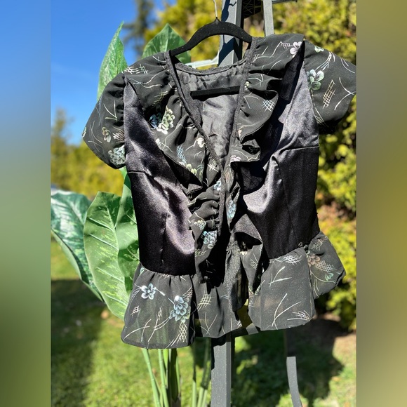 Beautiful blouse 🌼 - Picture 3 of 6